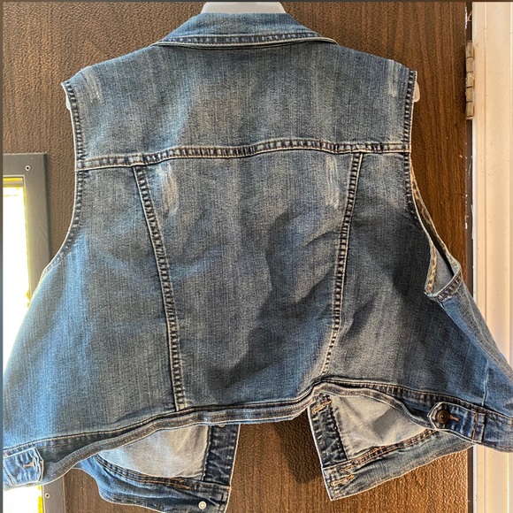 Jean Vest 🎊🎉FINAL DISCOUNT🎊🎉 - Picture 2 of 2